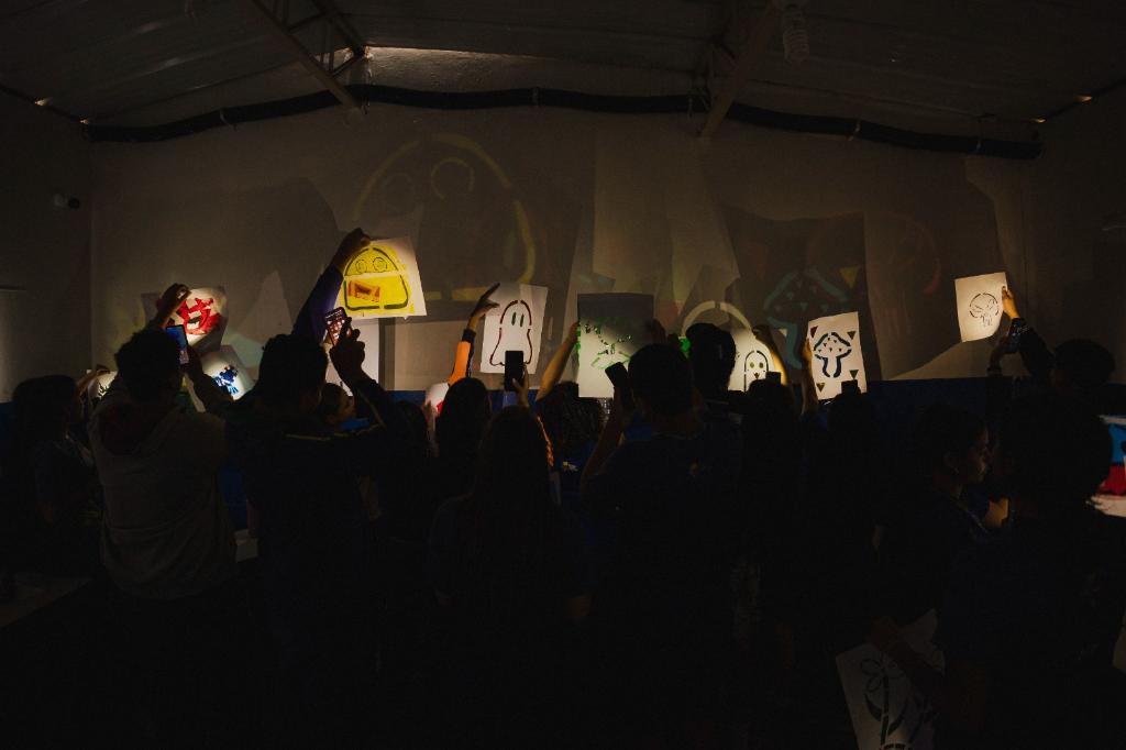 Projeto gratuito ensina a criar imagens luminosas com as próprias mãos - 